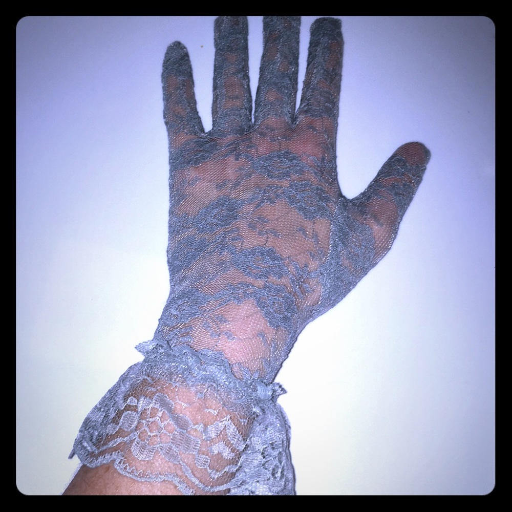 Vintage style grey lace gloves with ruffle trim - Picture 2 of 3